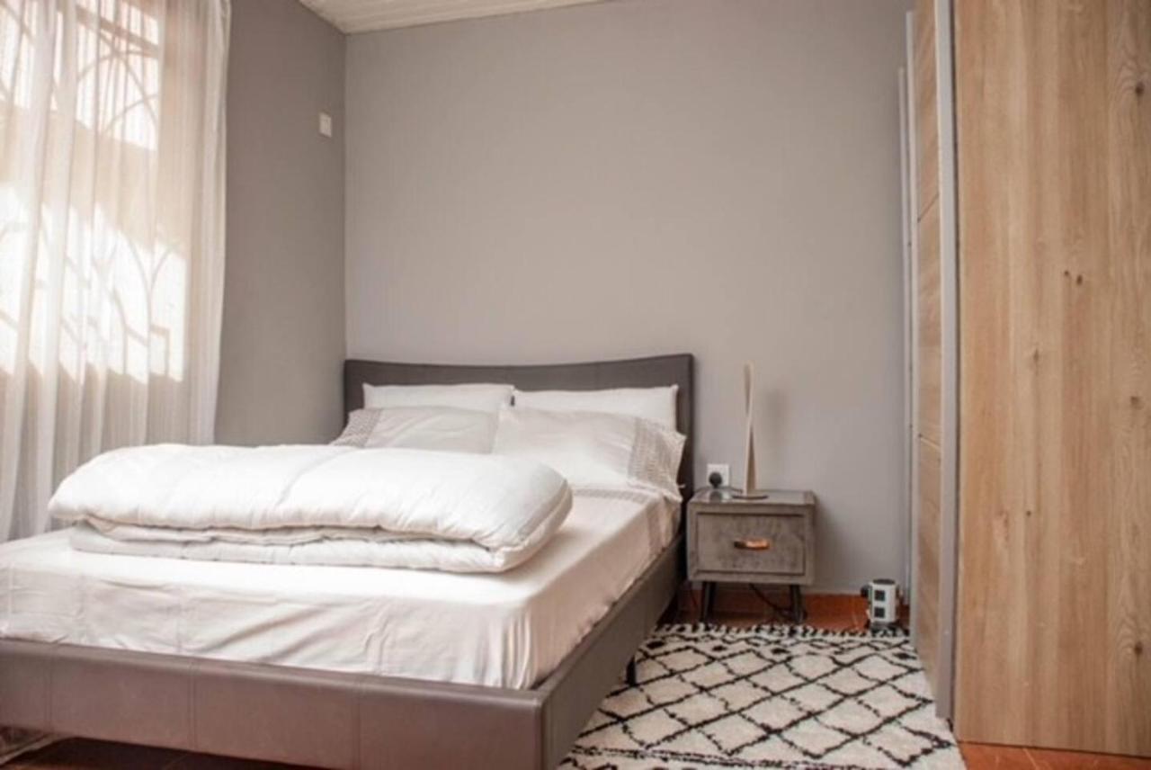 Fully Aircondition 3Bed Villa- A C- Wifi- Hotwater Freetown Esterno foto