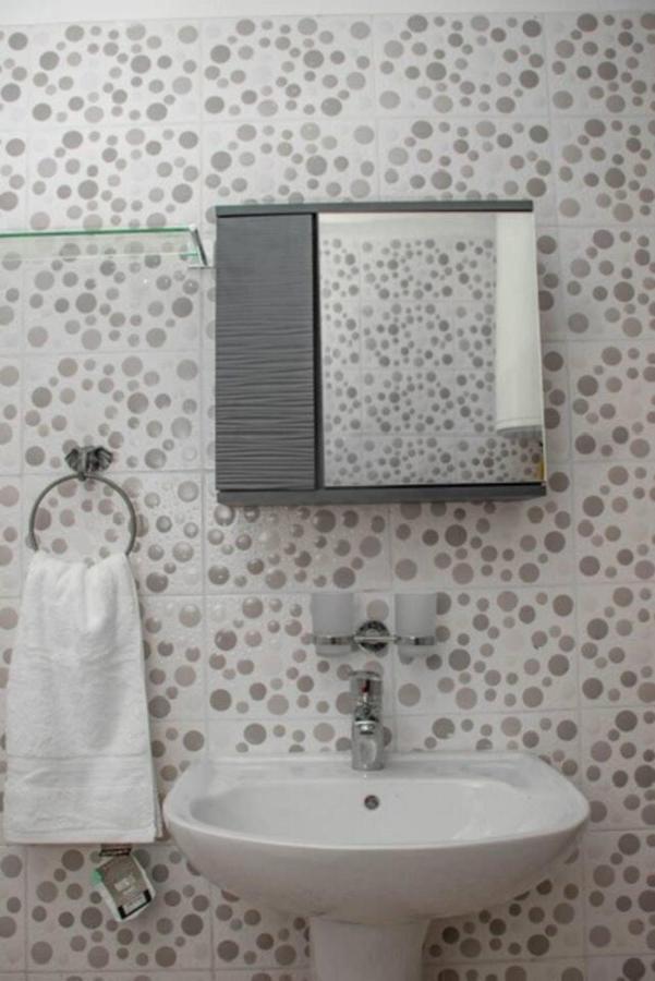 Fully Aircondition 3Bed Villa- A C- Wifi- Hotwater Freetown Esterno foto