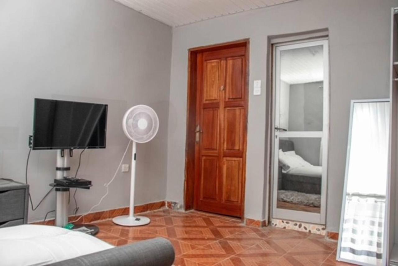 Fully Aircondition 3Bed Villa- A C- Wifi- Hotwater Freetown Esterno foto