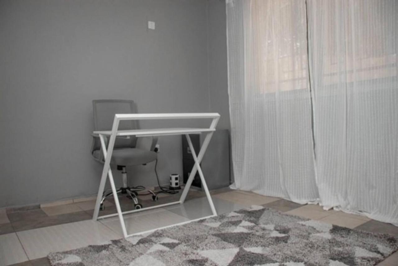 Fully Aircondition 3Bed Villa- A C- Wifi- Hotwater Freetown Esterno foto