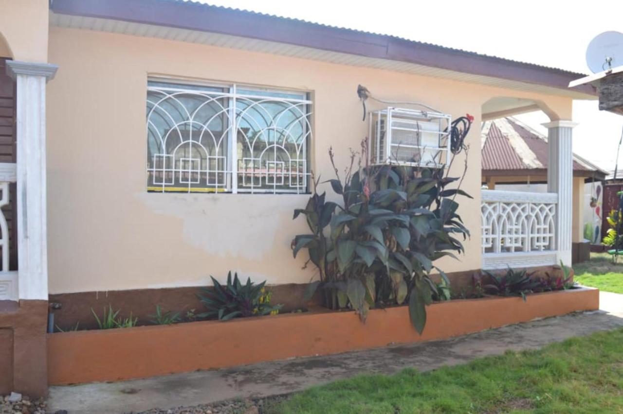 Fully Aircondition 3Bed Villa- A C- Wifi- Hotwater Freetown Esterno foto