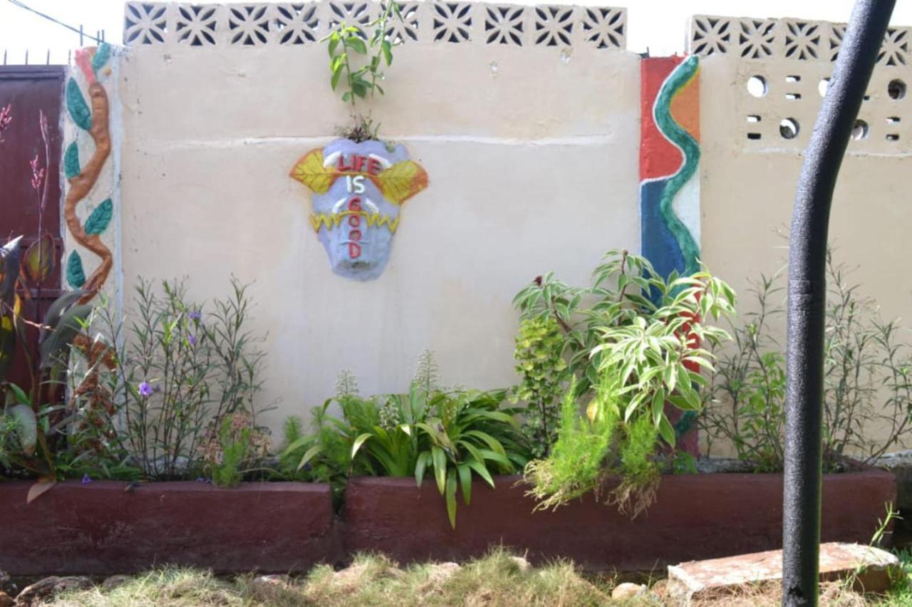 Fully Aircondition 3Bed Villa- A C- Wifi- Hotwater Freetown Esterno foto